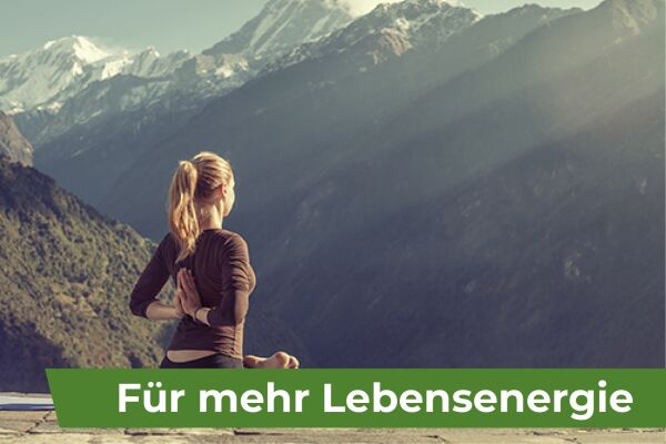 Frau die Meditation auf einem Berg macht