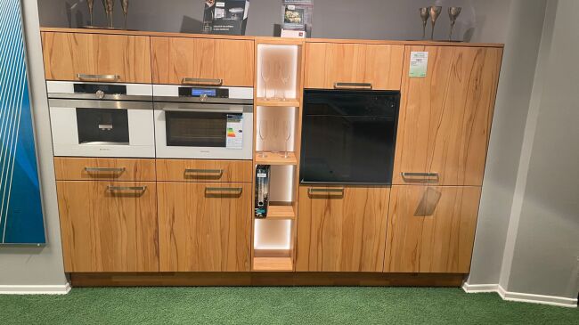 Holz Küchenzeile mit Backofen und Mikrowelle