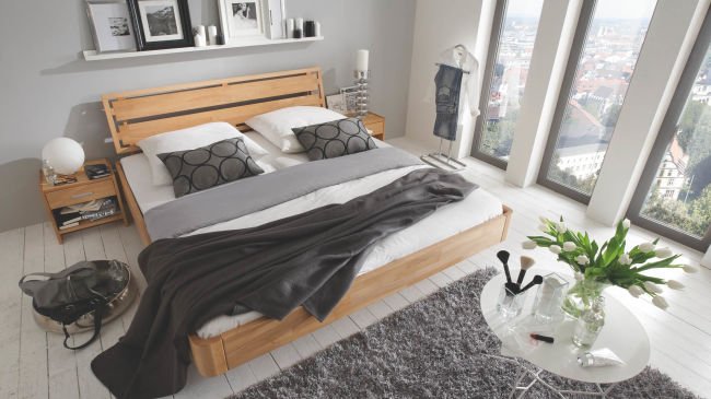 Ausstellungsstück Bett aus hellen Holz mit grauer Decke