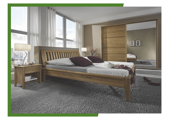 Schlafzimmer mit Doppelbett aus Holz