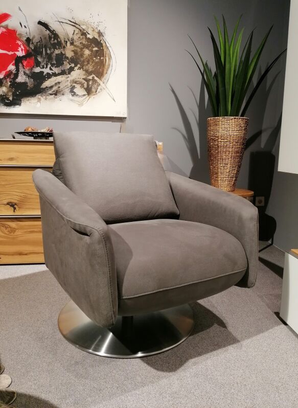 6841a47c4496f2a3ab2958b9