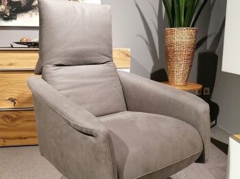 6841a47d4496f2a3ab2958bf