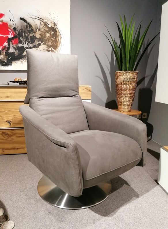 6841a47d4496f2a3ab2958bf