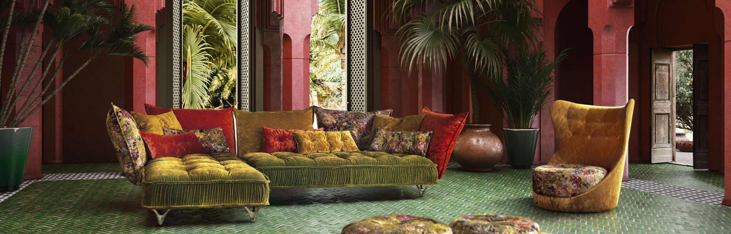 Bretz Sofa in großer elegantem Eingangsbereich mit Palmen