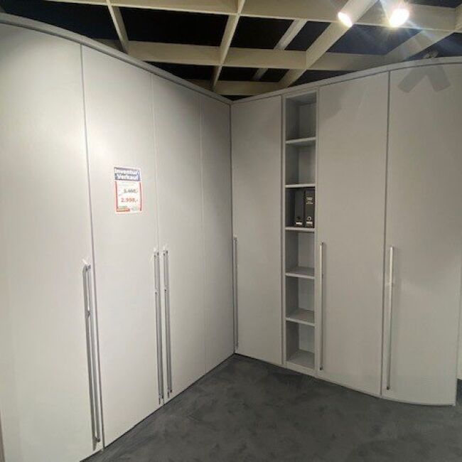 Eckschrank geschlossen