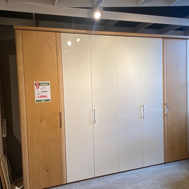 Kleiderschrank 1