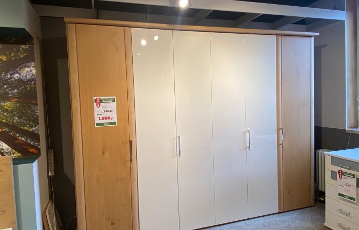 Kleiderschrank 1