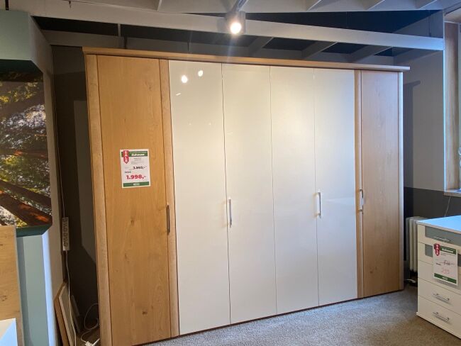 Kleiderschrank 1