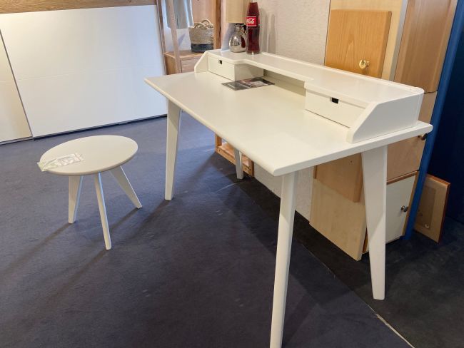 Schreibtisch und Hocker 2