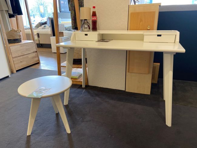 Schreibtisch und Hocker