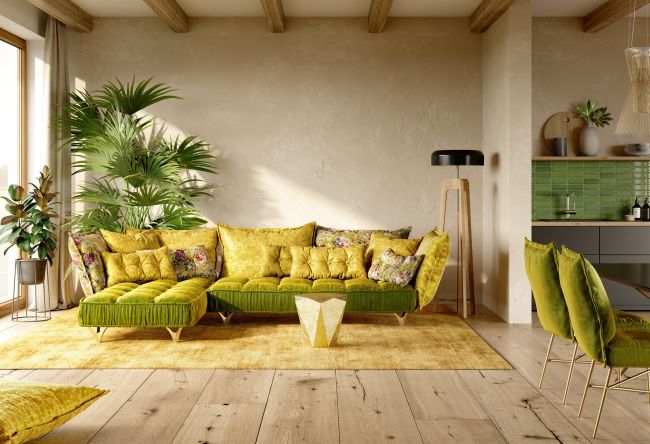 gelbes Bretz Sofa in gemütlicher Ecke pastellfarbene Wand und viele Zimmerpflanzen