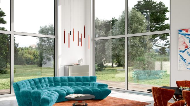 Bretz Sofa in Türkis in modernem Wohnzimmer mit großen Fenstern